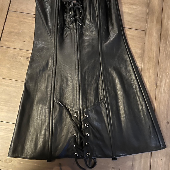 Leather corset dress and gloves - Picture 3 of 3